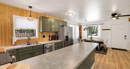 Nine Pines Outpost: Pet Friendly, Hot Tub, Game Room, w/ Private Treetop Escape.