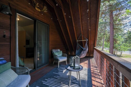 Nine Pines Outpost: Pet Friendly, Hot Tub, Game Room, w/ Private Treetop Escape.