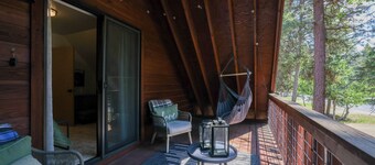 Nine Pines Outpost: Pet Friendly, Hot Tub, Game Room, w/ Private Treetop Escape.