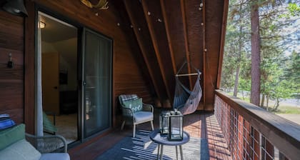 Nine Pines Outpost: Pet Friendly, Hot Tub, Game Room, w/ Private Treetop Escape.