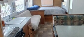  RV with 1full bed 2twin beds and AC WiFi smart TV bathroom outdoor shower house