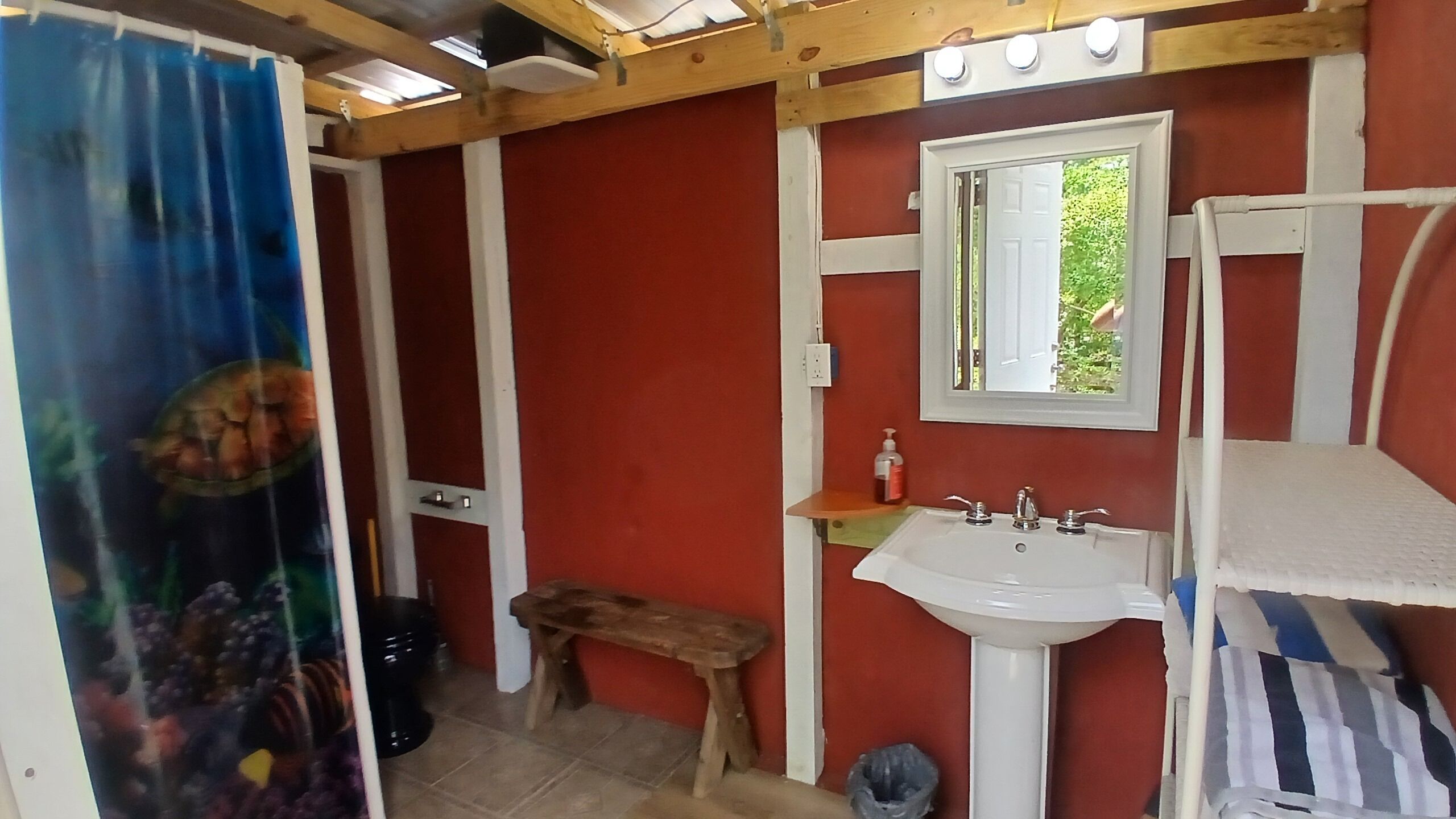 Regadera, toallas, jabón, shampoo 