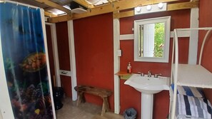 Regadera, toallas, jabón, shampoo 