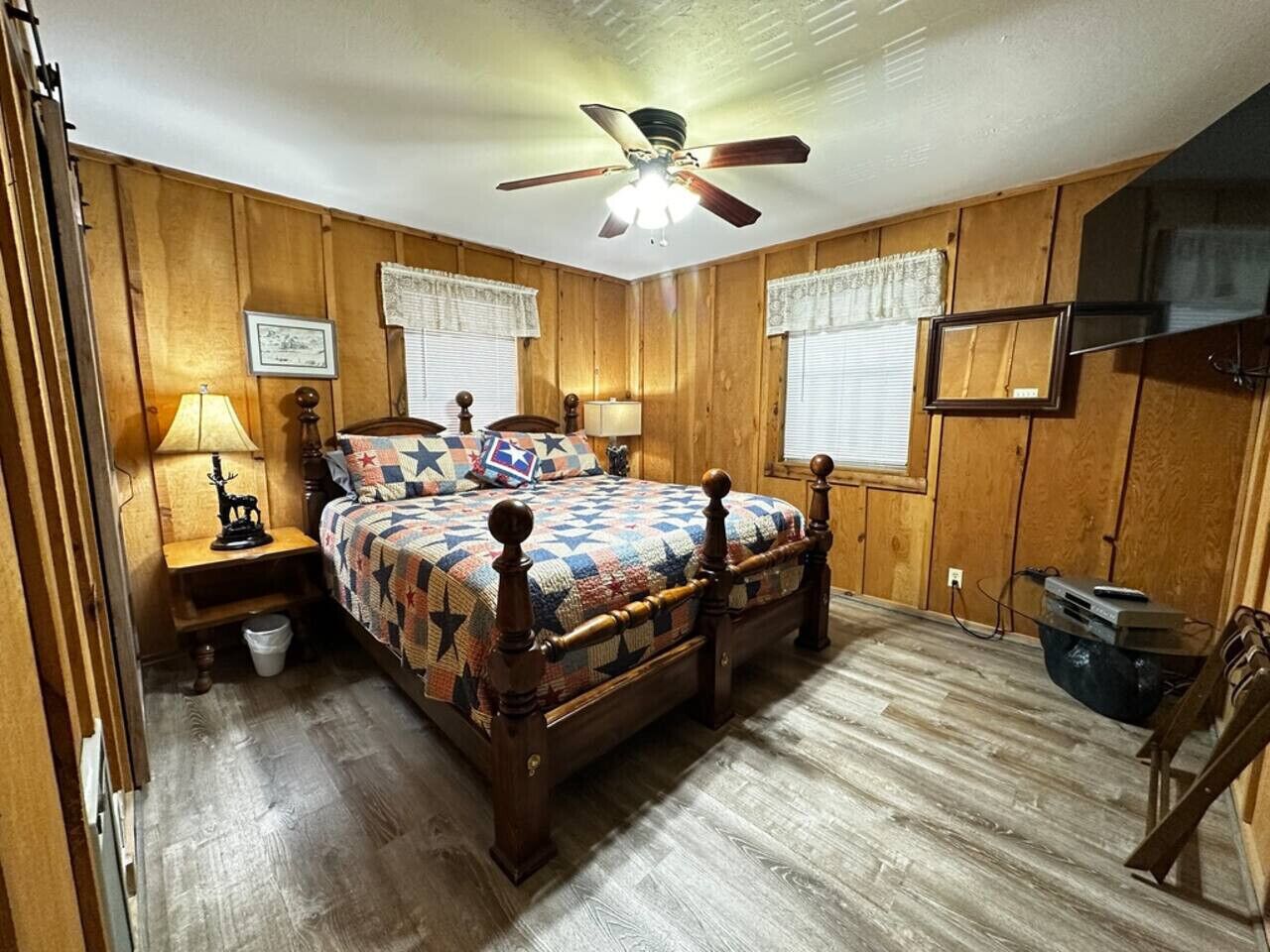 Tabla de planchar con plancha, wifi gratis, ropa de cama