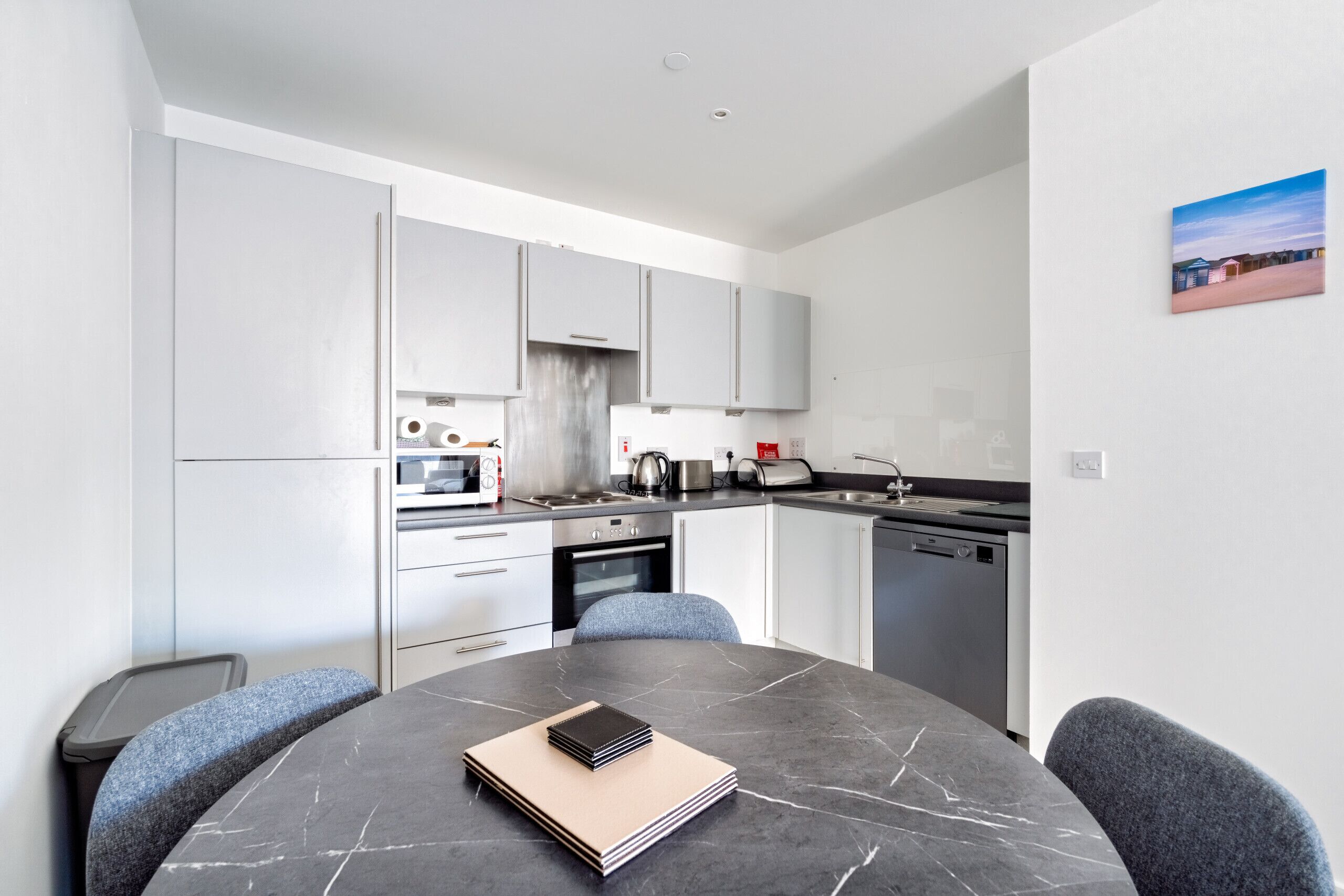 ثلاجة، ميكروويف، فرن، موقد طهي مسطح