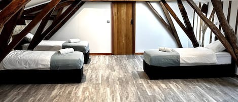 2 habitaciones, tabla de planchar con plancha, wifi y ropa de cama