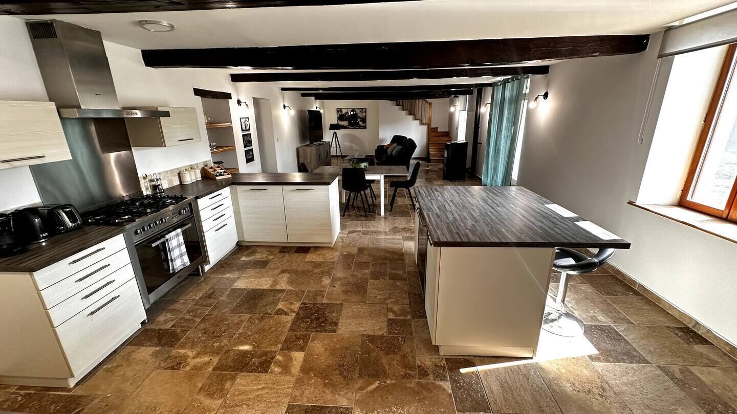 Een microgolfoven, een oven, een kookplaat, een vaatwasser