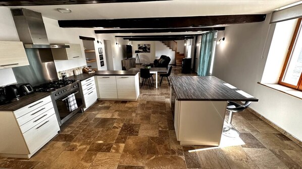 Microonde, forno, piano cottura, lavastoviglie