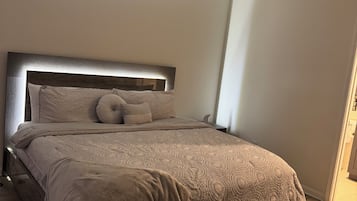 2 bedrooms, iron/ironing board, WiFi