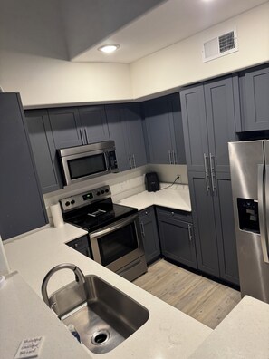 Microondas, horno, placa de cocina y lavavajillas