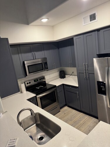 Charming 2-bedroom apartment in perfect Houston with 2 pool view balconies