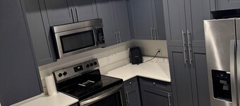 Charming 2-bedroom apartment in perfect Houston with 2 pool view balconies