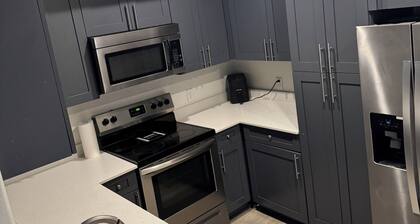 Charming 2-bedroom apartment in perfect Houston with 2 pool view balconies