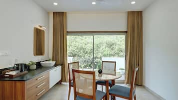 Family Room, Patio, Garden View | In-room dining