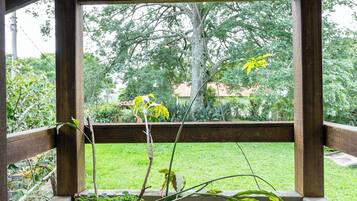 Casa conforto, 3 quartos, vista para o jardim | Varanda coberta