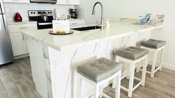 Mikrowelle, Ofen, Geschirrspüler, Wasserkocher mit Kaffee-/Teezubehör