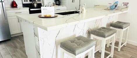 Mikrowelle, Ofen, Geschirrspüler, Wasserkocher mit Kaffee-/Teezubehör