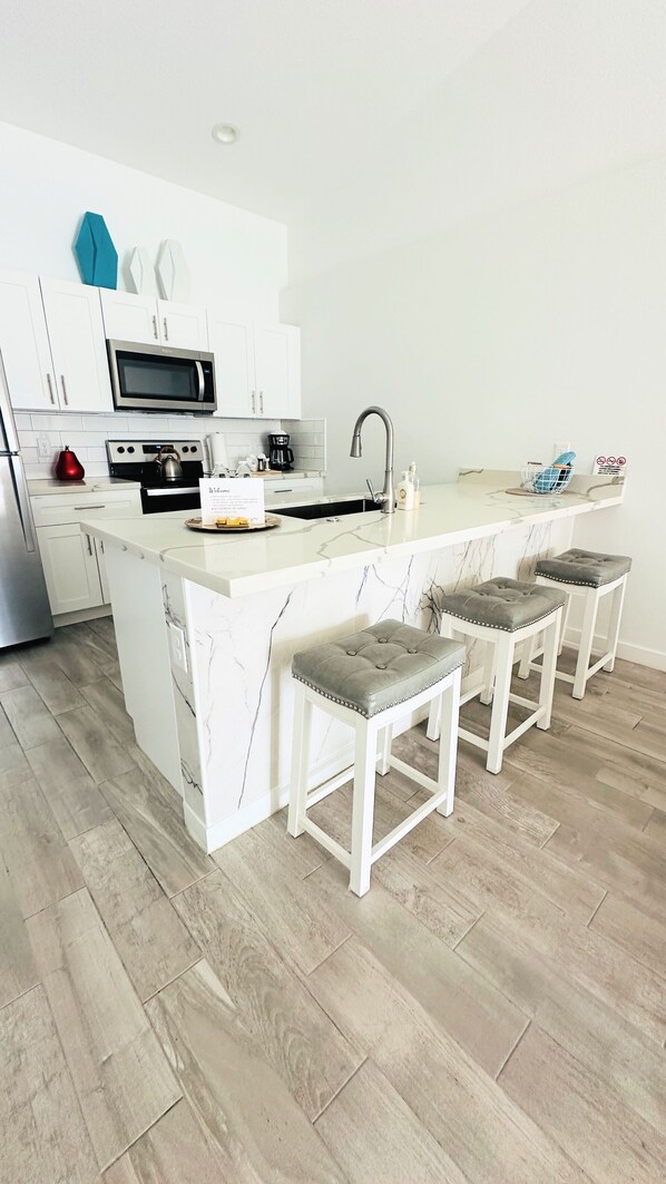 Micro-ondes, four, lave-vaisselle, cafetière/bouilloire