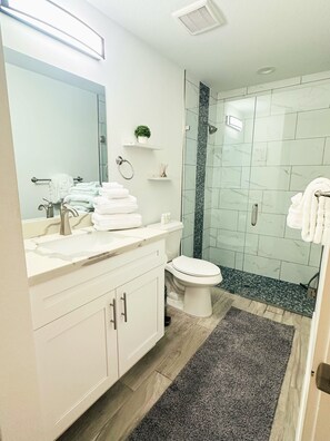 Een douche, een haardroger, handdoeken, zeep