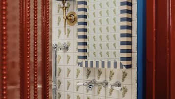 Suite Luxe | Salle de bain | Douche, articles de toilette gratuits, sĂšche-cheveux, savon