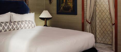 Escritorio, espacio para trabajar con laptop y wifi gratis