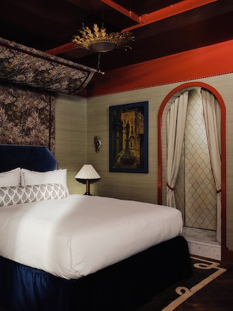 Escritorio, espacio para trabajar con laptop y wifi gratis