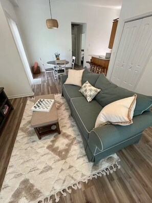 Smart TV - “Somewhere With You” (Calabash)