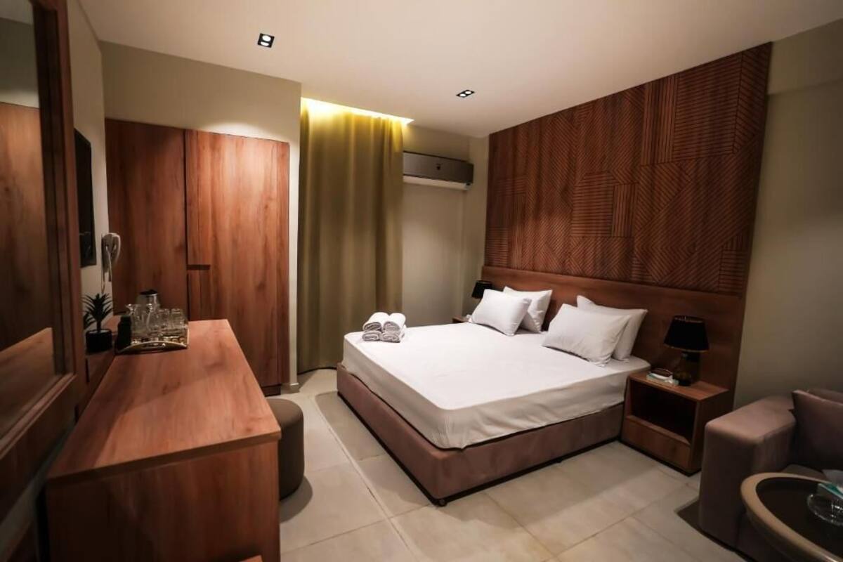 Escritorio, wifi gratis y ropa de cama