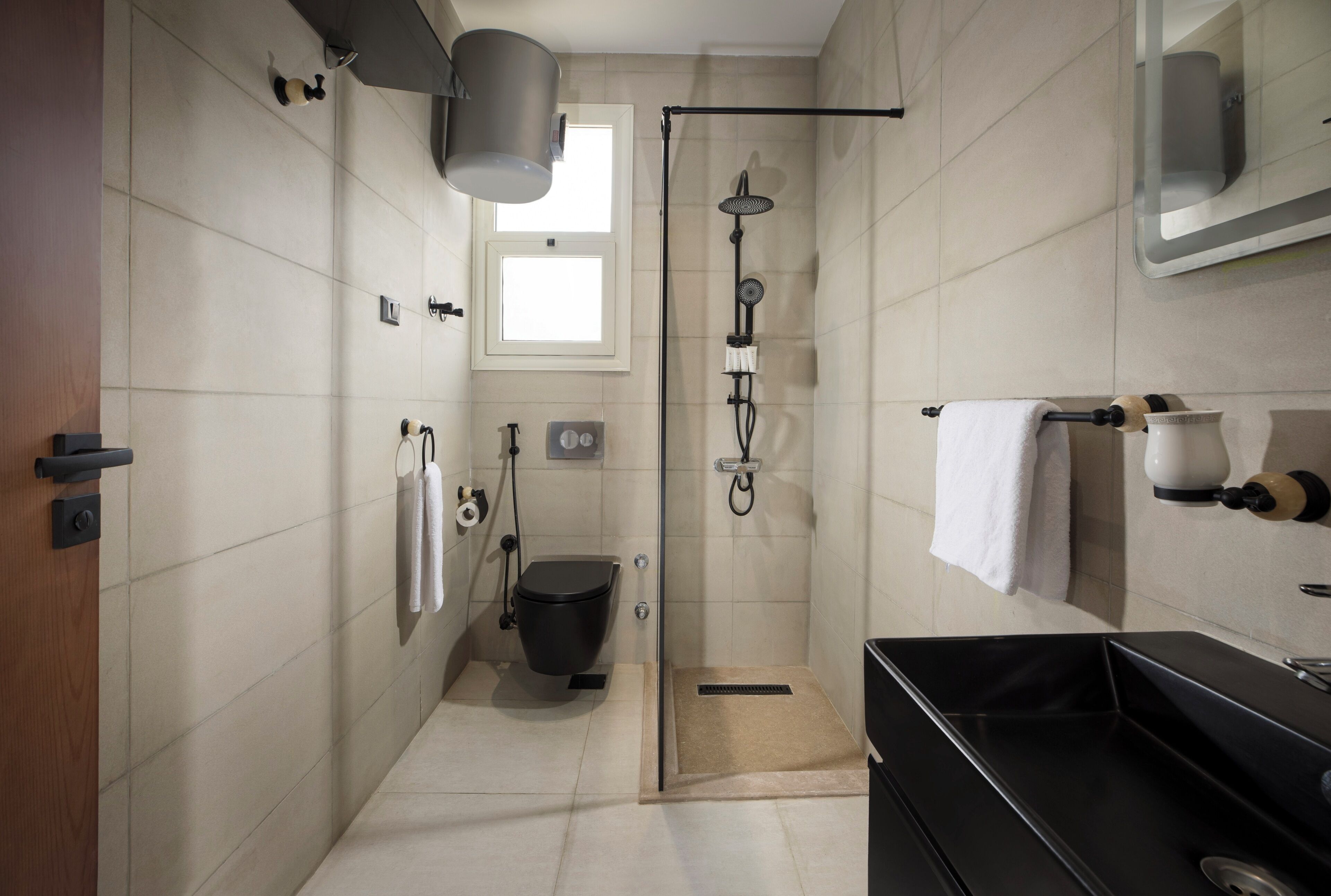 Une salle de bain moderne équipée de toilettes, d’une douche et d’un lavabo.