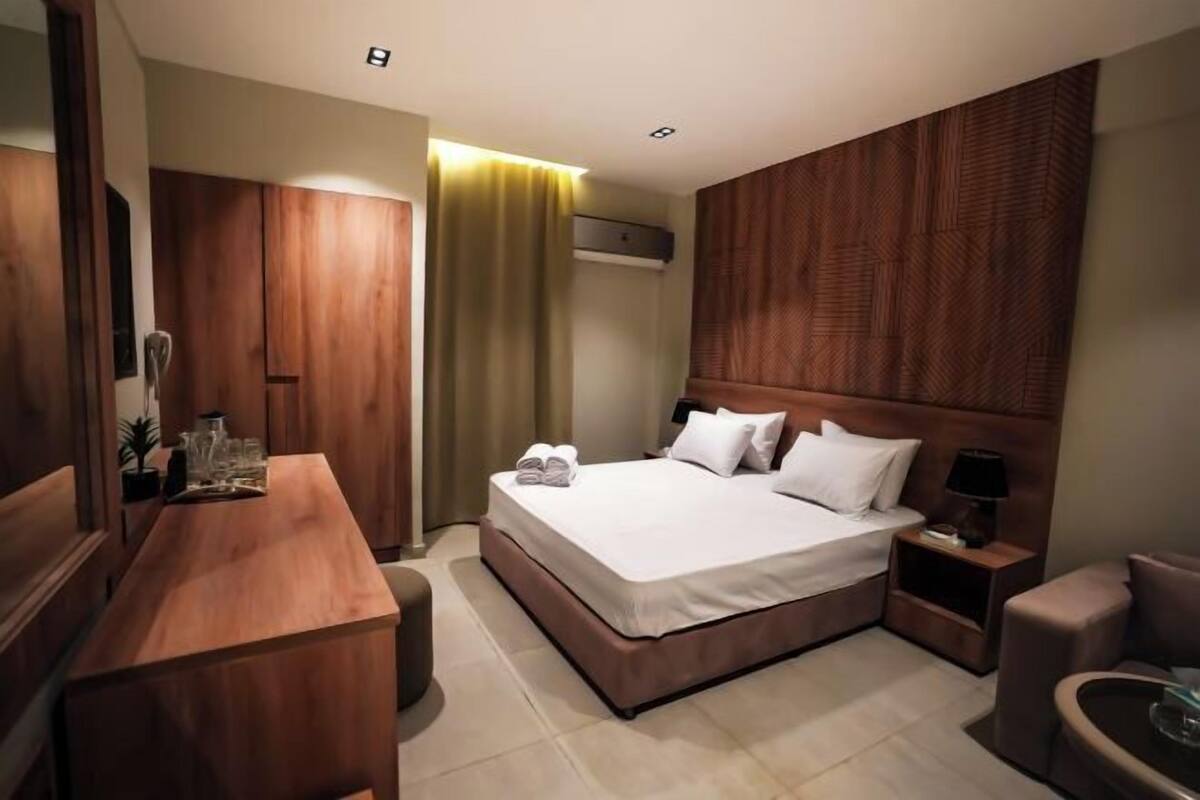 Escritorio, wifi gratis y ropa de cama