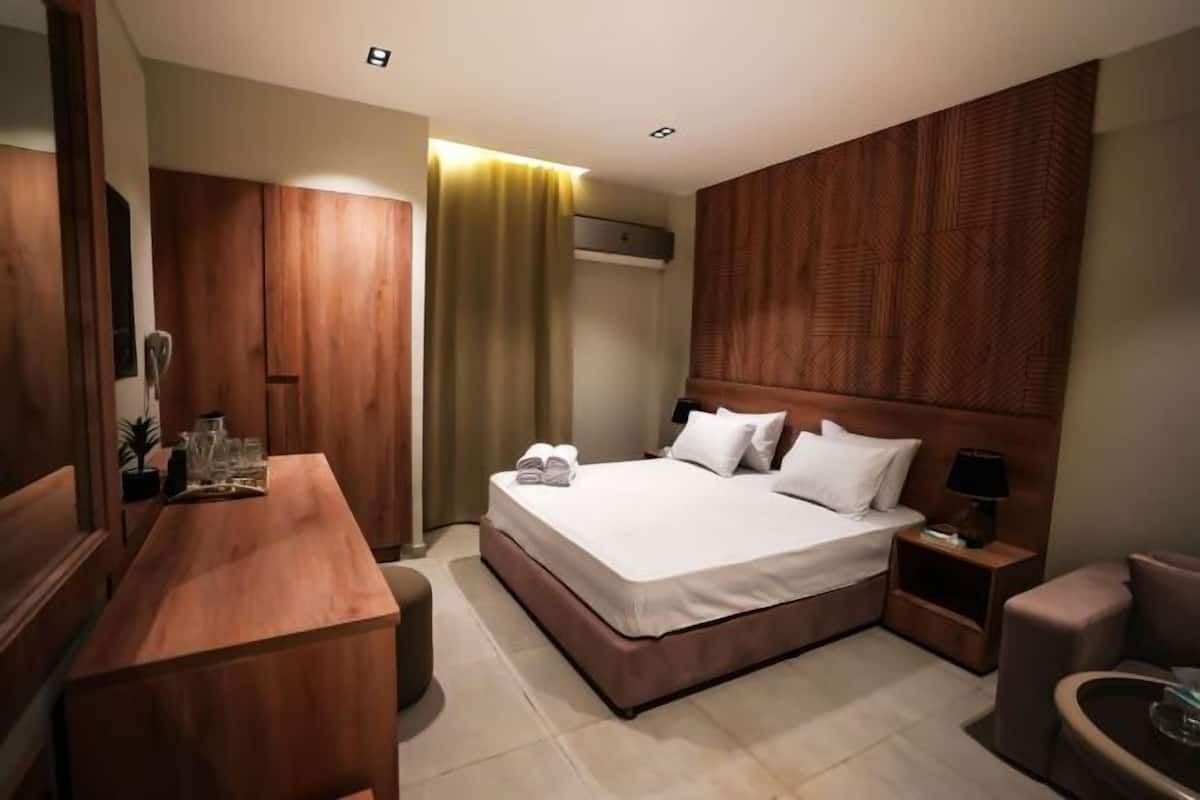Escritorio, wifi gratis y ropa de cama