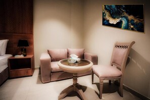 Habitación doble Deluxe, cocineta | Escritorio, wifi gratis y ropa de cama 
