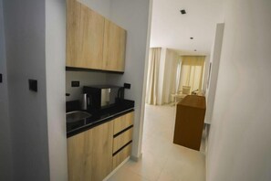 Utensilios de cocina, congelador y toallas de papel 