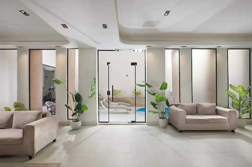 Coin salon dans le hall