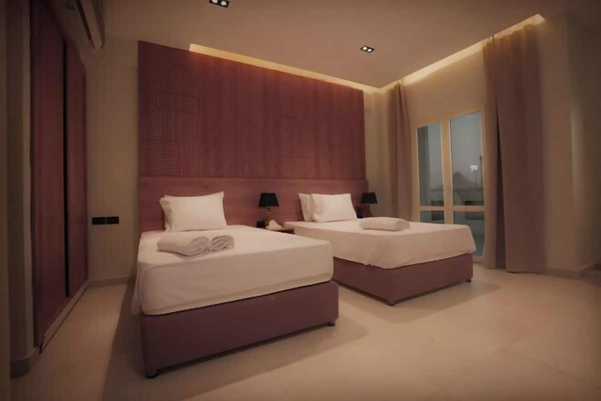 Escritorio, wifi gratis y ropa de cama