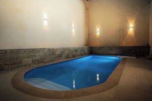 Una piscina cubierta