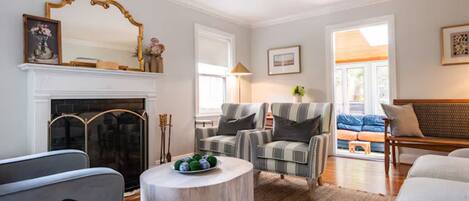 Una Smart TV, una chimenea, libros