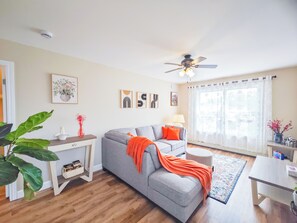 Smart-TV, Videospiele, Tischfußball, Bücher