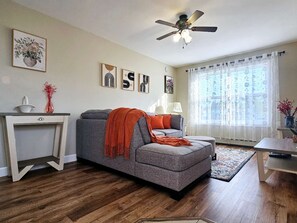 Älytelevisio, videopelejä, pöytäjalkapallopöytä, kirjoja