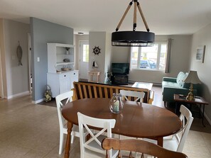 Living area - The Crew's Nest Cottage at Parlee Beach (Pointe-du-Chêne)