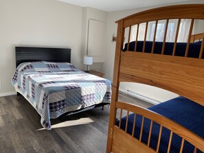 3 slaapkamers, een strijkplank/strijkijzer, wifi, beddengoed