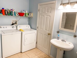 Een haardroger, handdoeken, toiletpapier