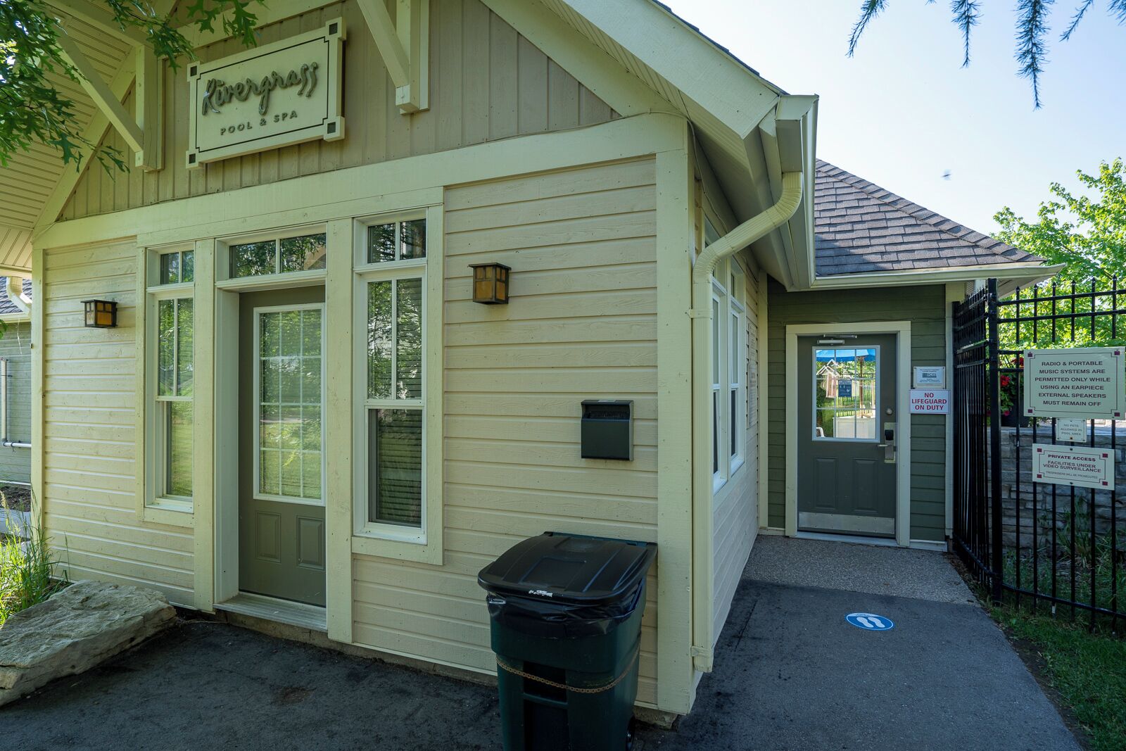 A building with a sign reading "Kervergass POOL & SPA".