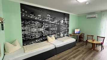 Vierbettzimmer, eigenes Bad | Schreibtisch, laptopgeeigneter Arbeitsplatz, schallisolierte Zimmer