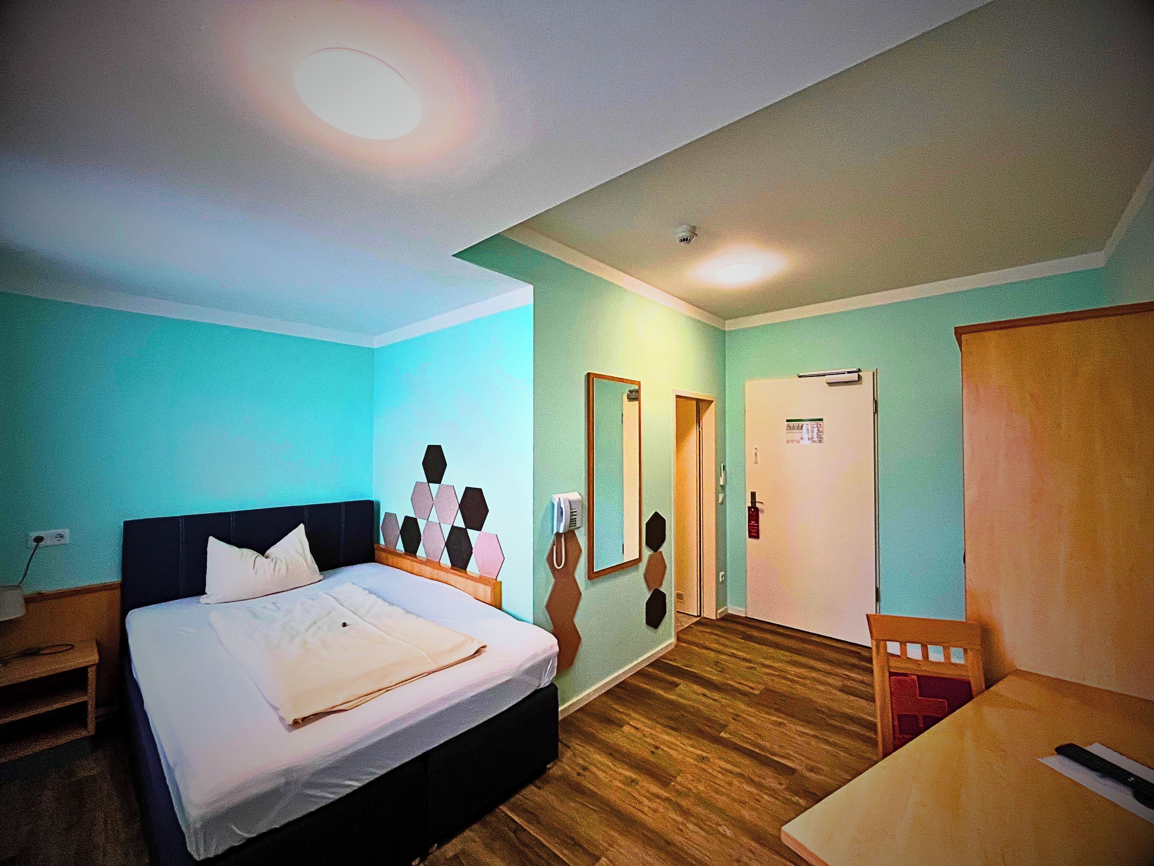 Enkeltrom, ikke-røyk, privat bad | Skrivebord, skrivebord for bærbar PC, lydisolert og strykejern/-brett