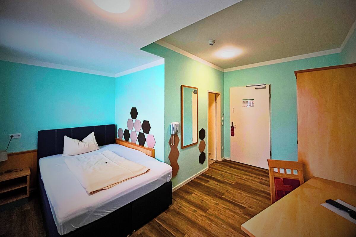 Enkeltrom, ikke-røyk, privat bad | Skrivebord, skrivebord for bærbar PC, lydisolert og strykejern/-brett