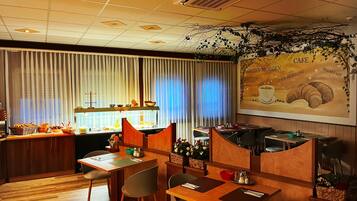 Desayuno buffet (EUR 14.5 por persona)