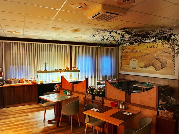 Dagelijks ontbijtbuffet (EUR 14.5 per persoon)