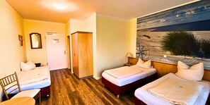 Habitació triple clàssica, no fumadors, bany privat | Escriptori i espai de treball apte per a portàtils 