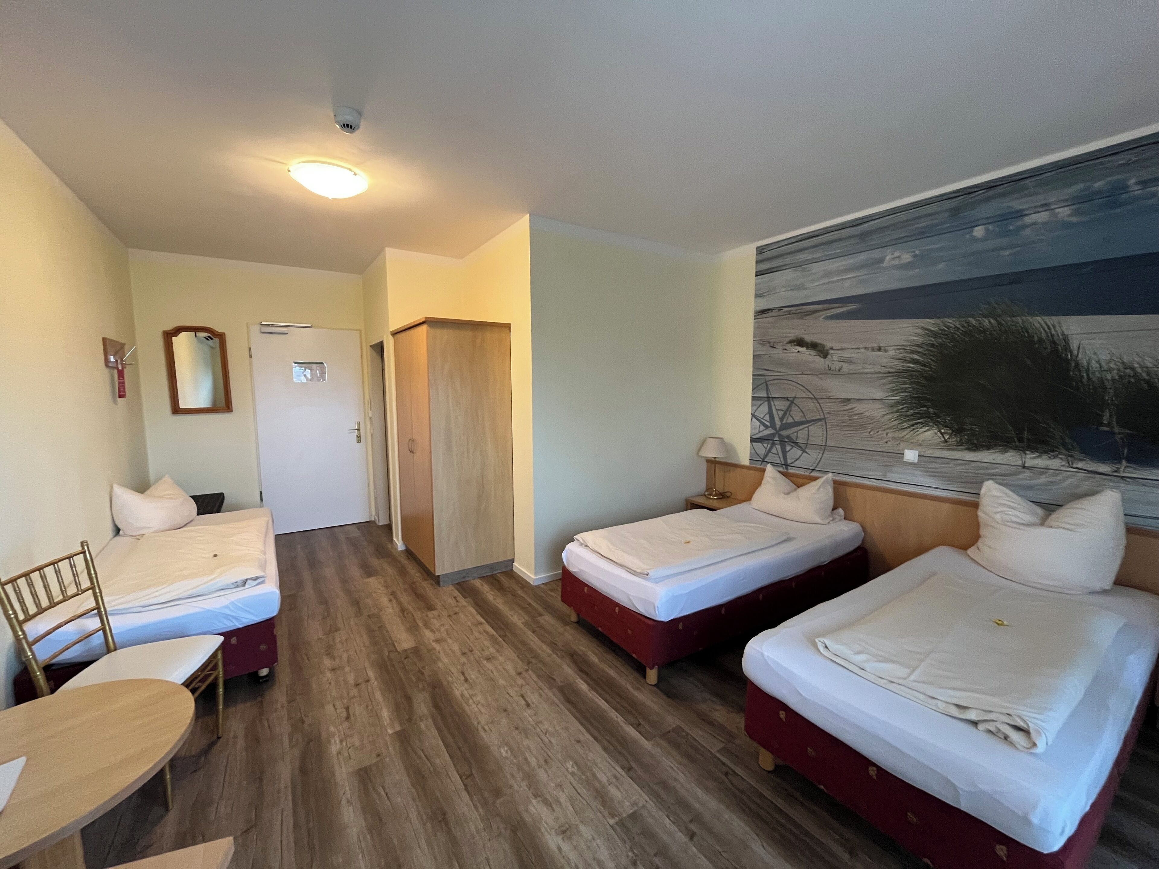 Classic-Dreibettzimmer, Nichtraucher, eigenes Bad | Schreibtisch, laptopgeeigneter Arbeitsplatz, schallisolierte Zimmer